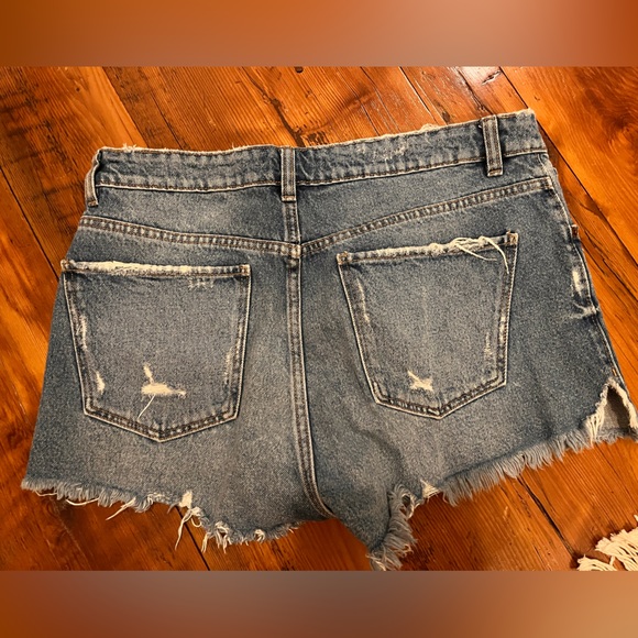 Zara Distressed Jean Shorts - Picture 3 of 3